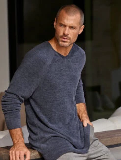 CozyChic Ultra Lite® Men's V-Neck Pullover 9 CozyChic Ultra Lite® Men's V-Neck Pullover -Snuggle And Style BDF SS23 MEN K BDMCU21743 1378 V1 web